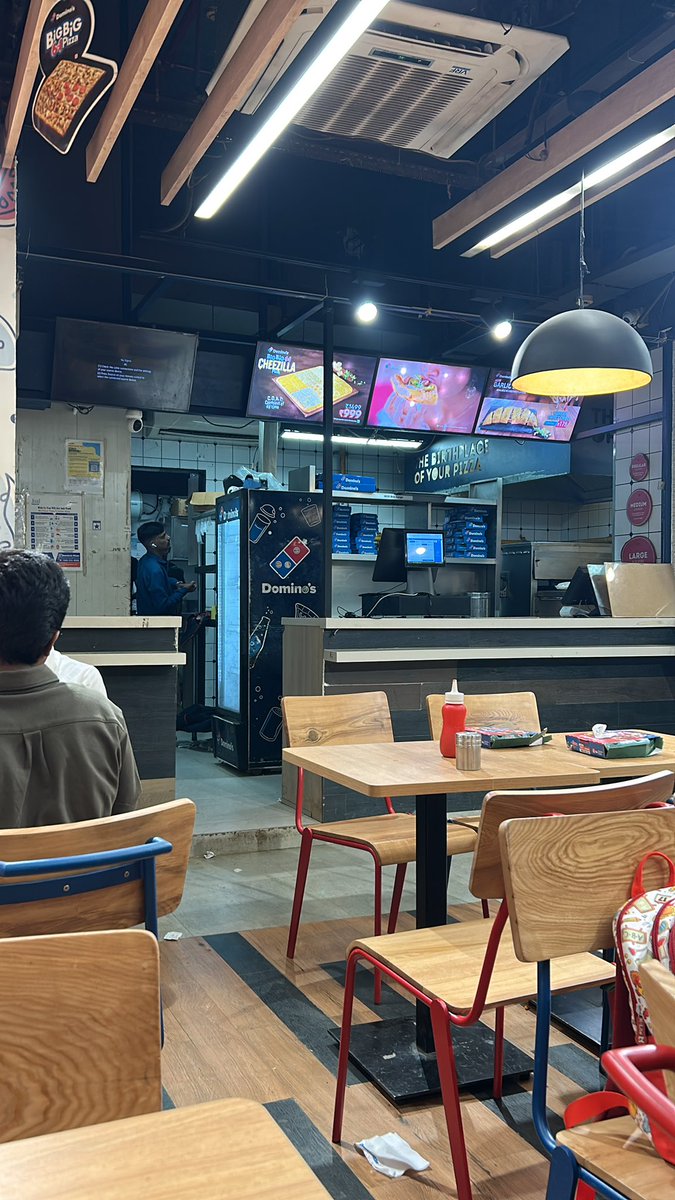 sujit2777's tweet photo. @dominos_india @dominos such a disgusting and unhygienic maintenance of you dine in location at Lodha Amara outlet in Thane https://t.co/XzXp78Z2i5