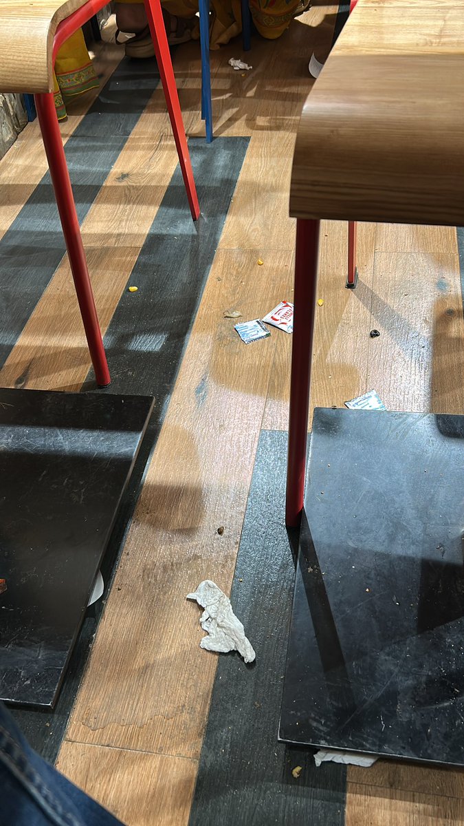 sujit2777's tweet photo. @dominos_india @dominos such a disgusting and unhygienic maintenance of you dine in location at Lodha Amara outlet in Thane https://t.co/XzXp78Z2i5