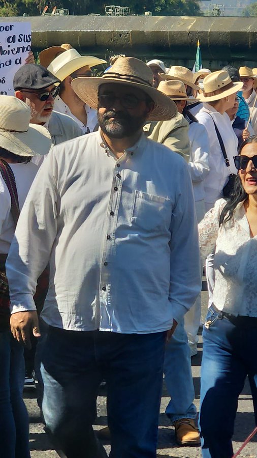 FreddyOliviery's tweet photo. Captan a panistas en la marcha de hoy de la "Generación Z".

Se les dijo, es una marcha política del PRIAN 🤦🏻‍♂️ https://t.co/vlXIuBYt4O