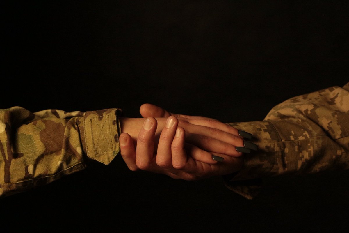 Кохання, що проходить крізь війну.