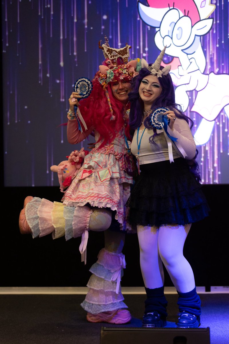 Did you see that the photos from the #UKPonyConCosplayCompetition (So far only Sunday’s!) have been released? Here’s a link to the gallery: drive.google.com/drive/folders/… all shot by our photographer <a href="/daisyblossom/">Daisy Co</a>.png !