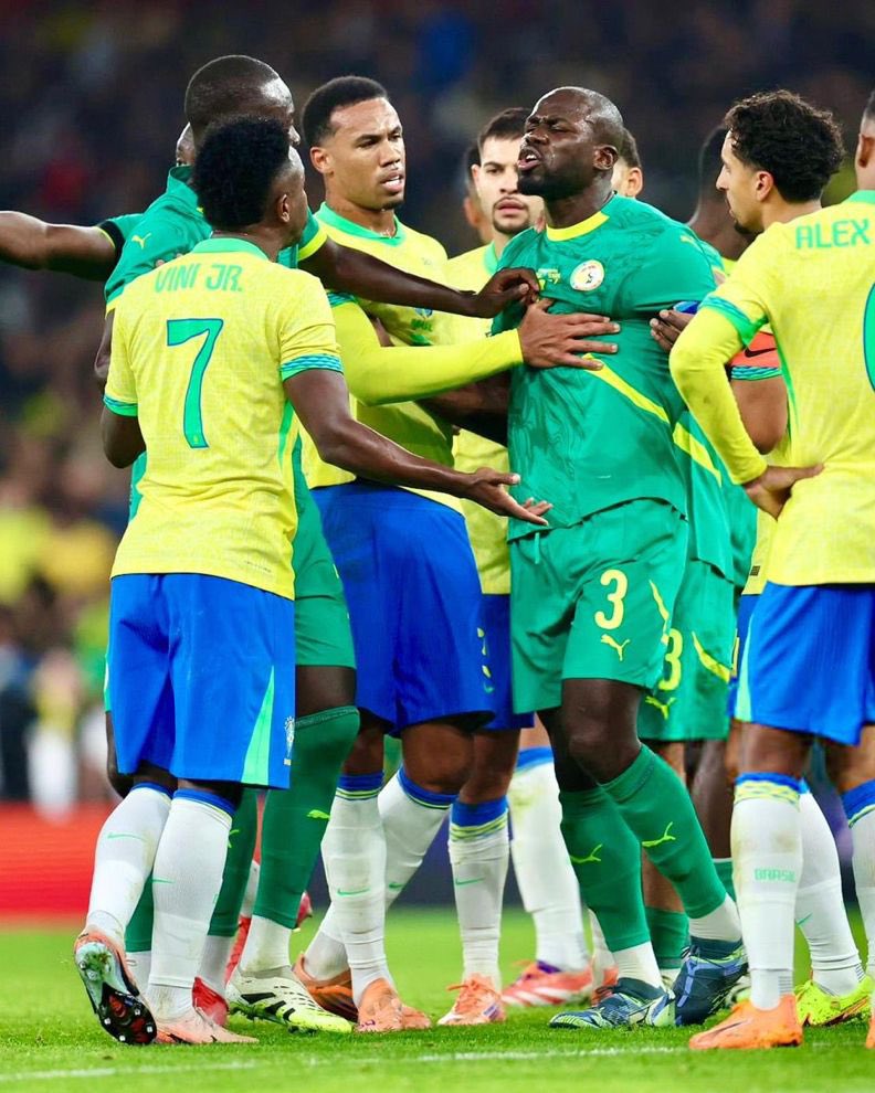 🟨 كوليبالي يحصل على كرت أصفر بسبب التدخل على فينسيوس