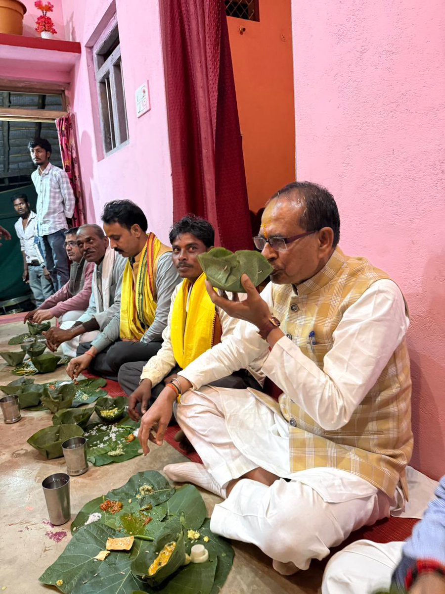 अपने संसदीय क्षेत्र के चैनपुर गांव में भाई रामकृष्ण आदिवासी जी के घर पहुंचकर पारंपरिक भोजन किया।

हमारा जनजातीय समाज सिर्फ संस्कृति में ही समृद्ध नहीं है, बल्कि अपने व्यवहार, आत्मीयता और सत्कार में भी बेजोड़ है। 

अपनेपन, सादगी और प्यार से भरपूर भोजन ने सिर्फ पेट ही नहीं, मन को