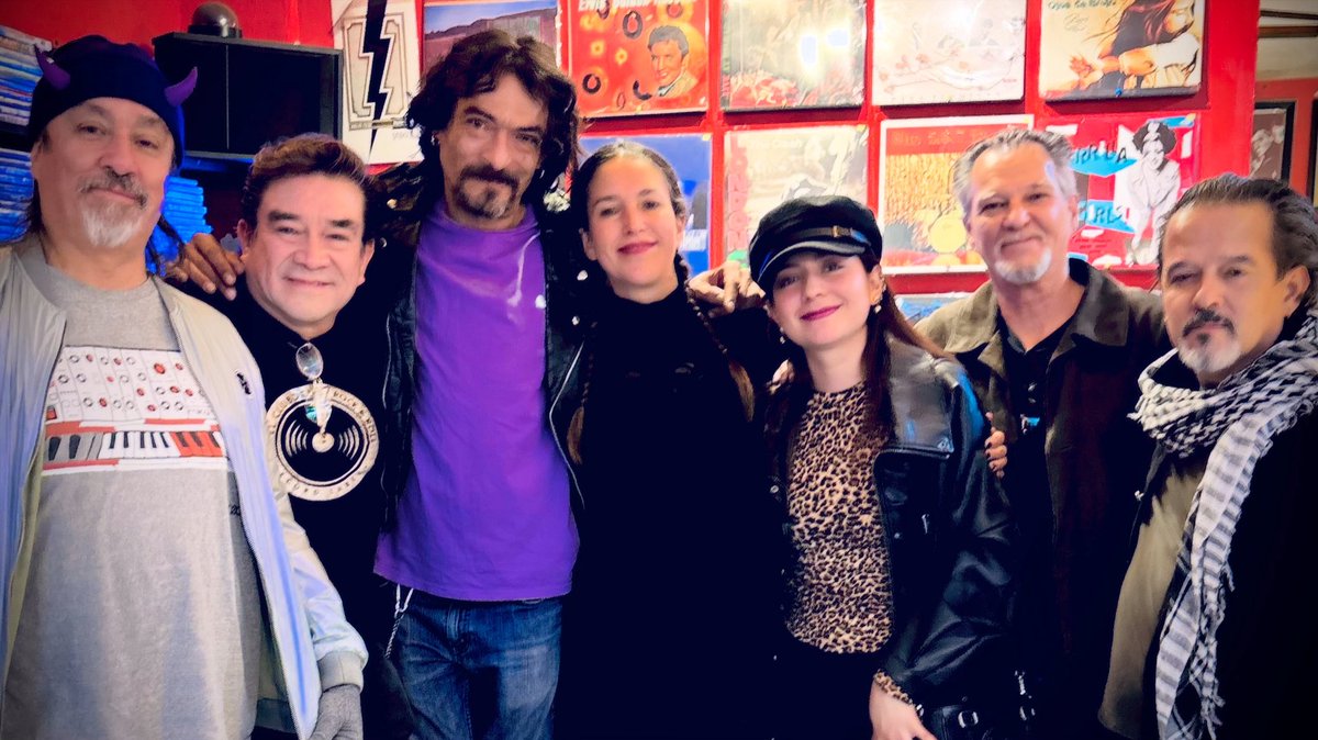La alineación completa de Combo Movox junto al periodista Ricardo Bravo, en Georgetown Records, donde presentamos nuestro nuevo sencillo Invitación, para el disco tributo a Santa Sabina, Devotos.