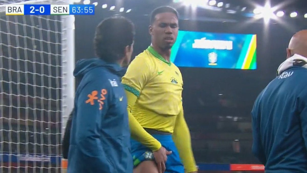 Gabriel leaves the pitch due to injury 🤕