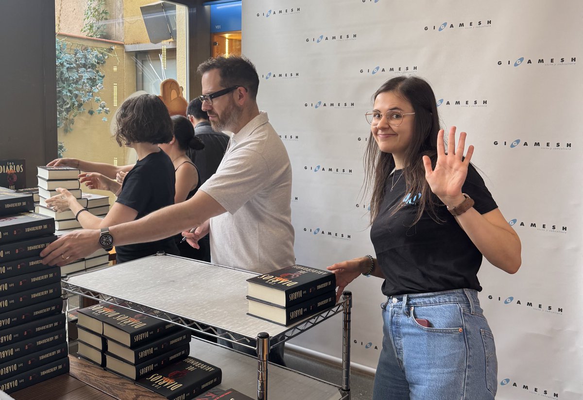 Toliol's tweet image. 📕 Mar es de esas personas que te dan buen rollo nada más conocerla. Cuando vi por lo que ha pasado en el YT de @despachoderaven me di cuenta de que a veces un pequeño acto para nosotros tiene una importancia brutal para otra persona. Y ella se merece todo lo bueno que le pase 🤍