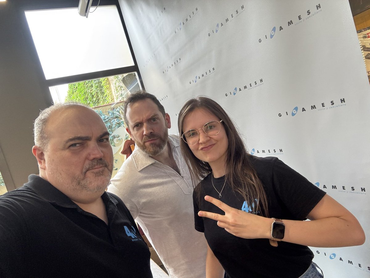 Toliol's tweet image. 📕 Mar es de esas personas que te dan buen rollo nada más conocerla. Cuando vi por lo que ha pasado en el YT de @despachoderaven me di cuenta de que a veces un pequeño acto para nosotros tiene una importancia brutal para otra persona. Y ella se merece todo lo bueno que le pase 🤍