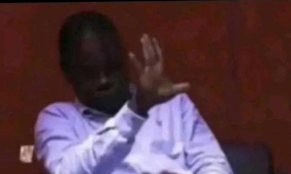 Au Congo Kinshasa, il est étonnant de constater que certaines personnes se réjouissent uniquement parce qu'une autorité appartient à leur ethnie, sans que cela n'apporte aucune amélioration à leur quotidien. 
Que Dieu me garde d'une telle façon de se réjouir ! 🧐🤒😂😅