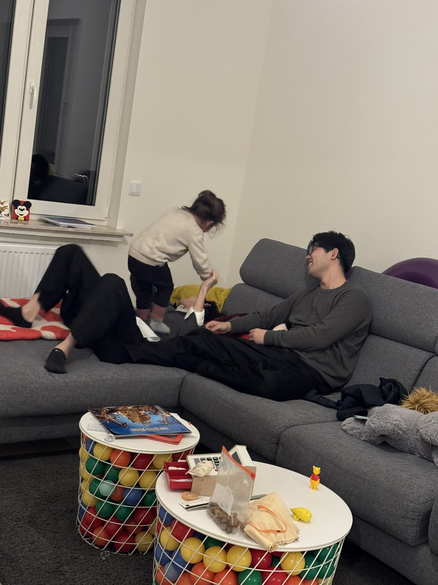 honefuki's tweet image. 隼人くんにベッタベタのお子。
大地くんにも沢山遊んでもらってありがたや☺️
お兄ちゃんたちのレッスンや練習、リハの合間に遊んでもらい超楽しそうなので帰ったらきっとまた寂しがるだろうなー🥺
そして一瞬でなくなった食パン今日も大成功🍞😎
砂糖じゃなくはちみつに変えてみたけどどんな感じかな？