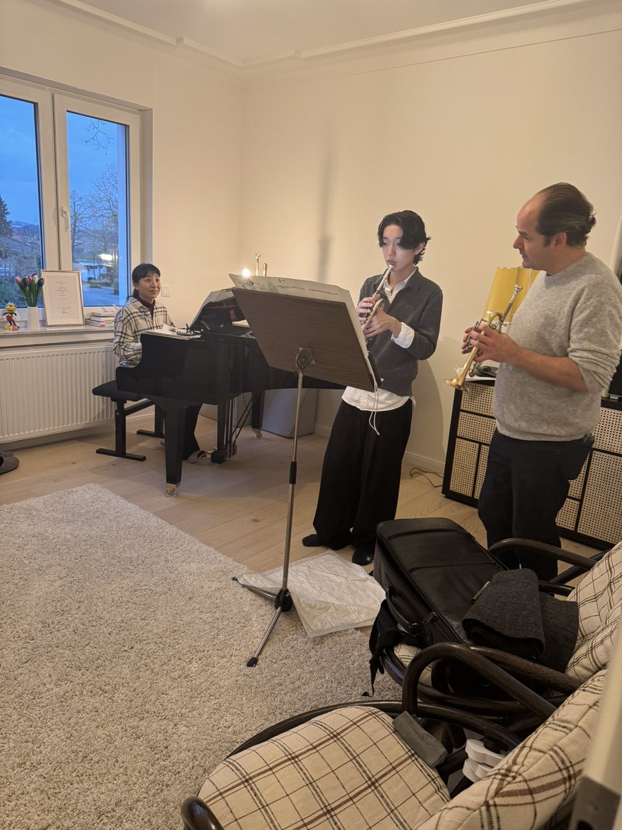 honefuki's tweet image. 隼人くんにベッタベタのお子。
大地くんにも沢山遊んでもらってありがたや☺️
お兄ちゃんたちのレッスンや練習、リハの合間に遊んでもらい超楽しそうなので帰ったらきっとまた寂しがるだろうなー🥺
そして一瞬でなくなった食パン今日も大成功🍞😎
砂糖じゃなくはちみつに変えてみたけどどんな感じかな？