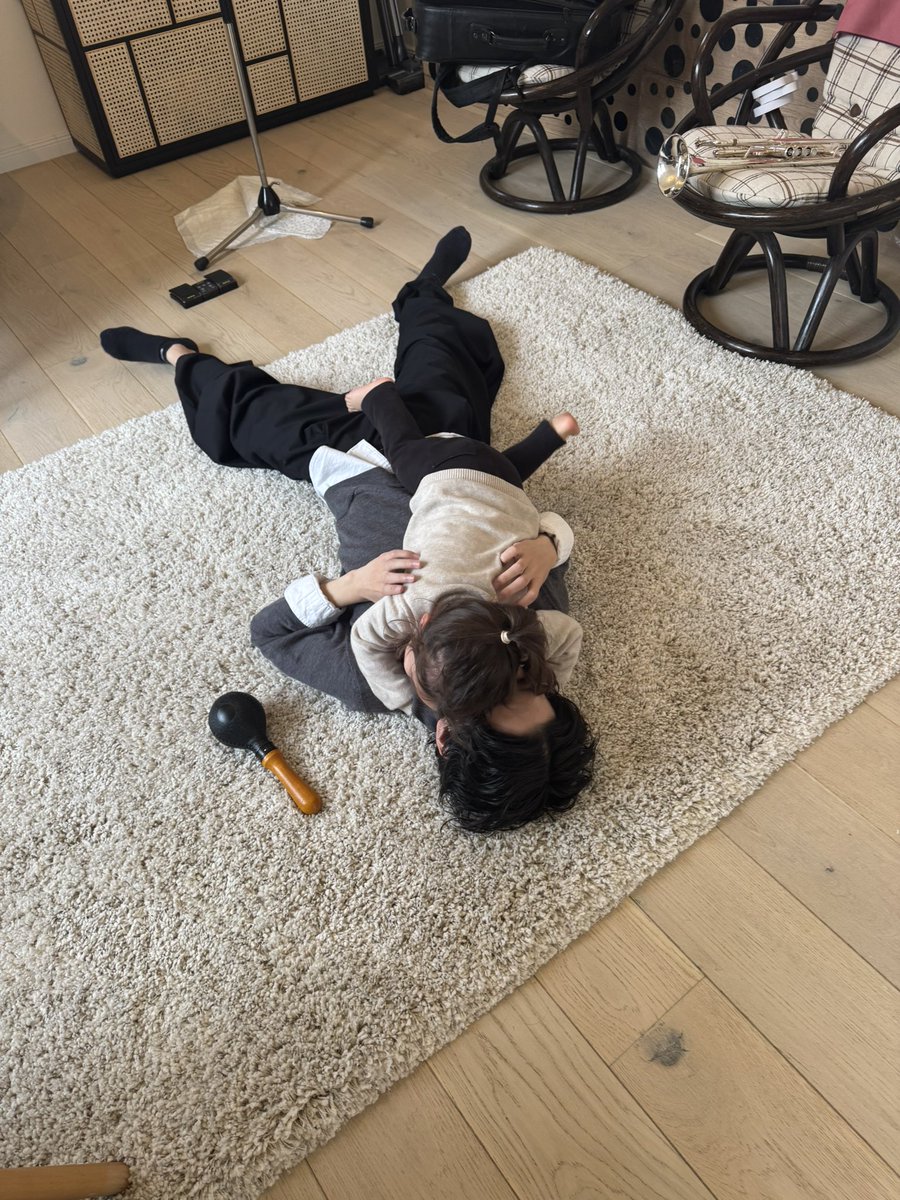 honefuki's tweet image. 隼人くんにベッタベタのお子。
大地くんにも沢山遊んでもらってありがたや☺️
お兄ちゃんたちのレッスンや練習、リハの合間に遊んでもらい超楽しそうなので帰ったらきっとまた寂しがるだろうなー🥺
そして一瞬でなくなった食パン今日も大成功🍞😎
砂糖じゃなくはちみつに変えてみたけどどんな感じかな？