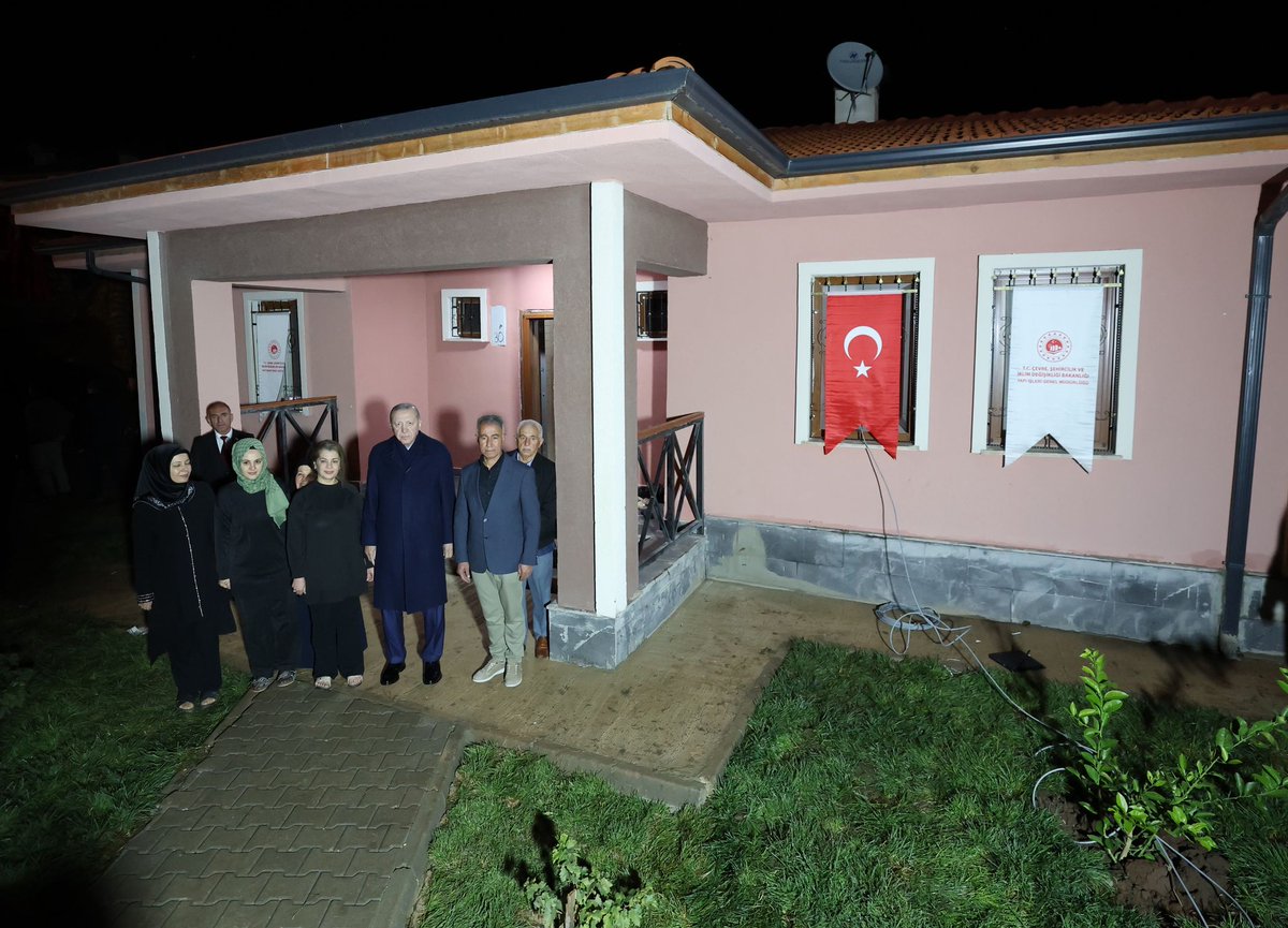 Cumhurbaşkanımız Sayın Recep Tayyip Erdoğan, TOKİ koordinasyonunda yapılan köy evlerinde Fahri Kizir ve ailesini ziyaret etti.