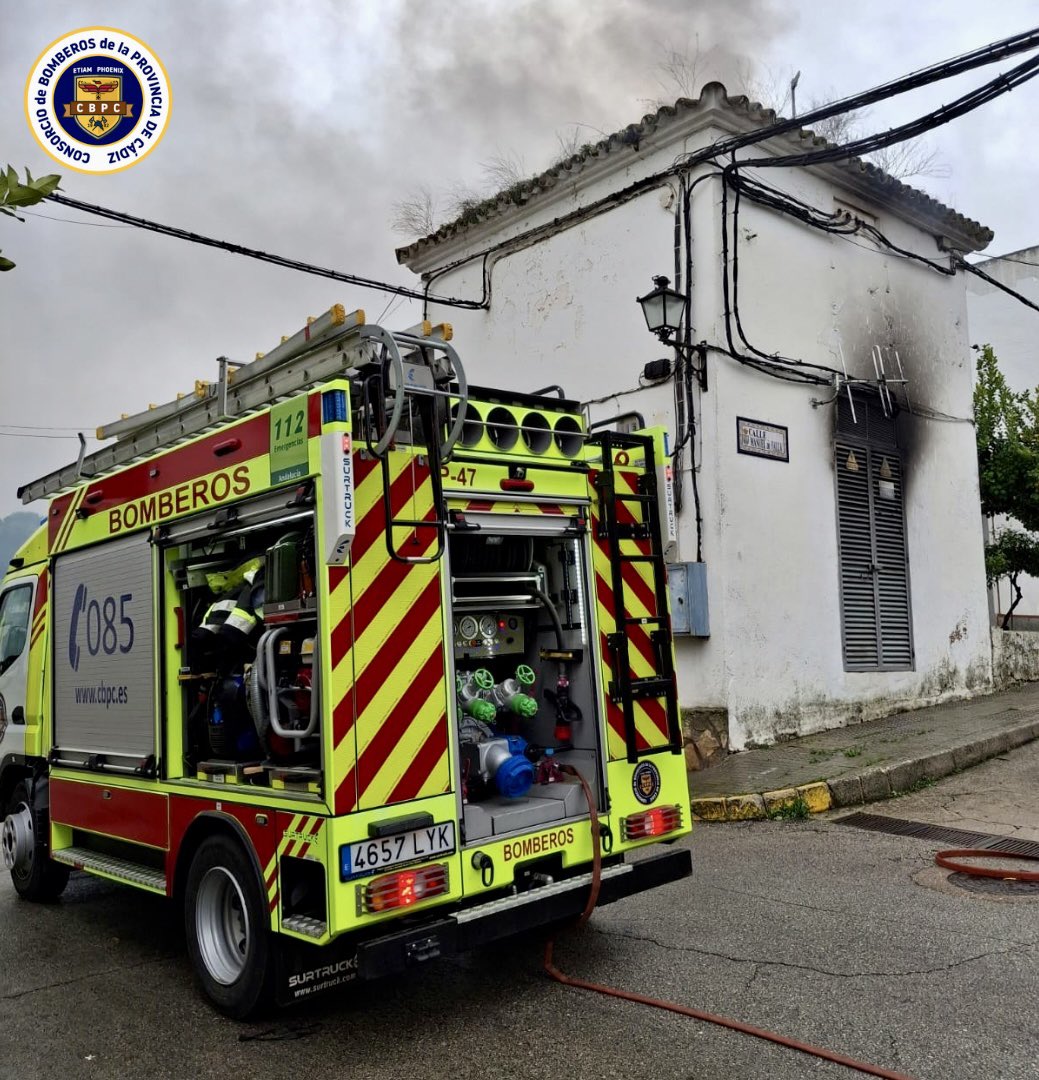 🗓️15/11/25⏰14.45h 

Salida del parque #Villamartín por incendio en centro de trasformación en C/Manuel de Falla en #PradodelRey
Extinguimos y perimetramos la zona hasta la llegada de la empresa suministradora
Sin daños personales

🚒1
🧑🏼‍🚒2
💦2000lt 

#CBPC