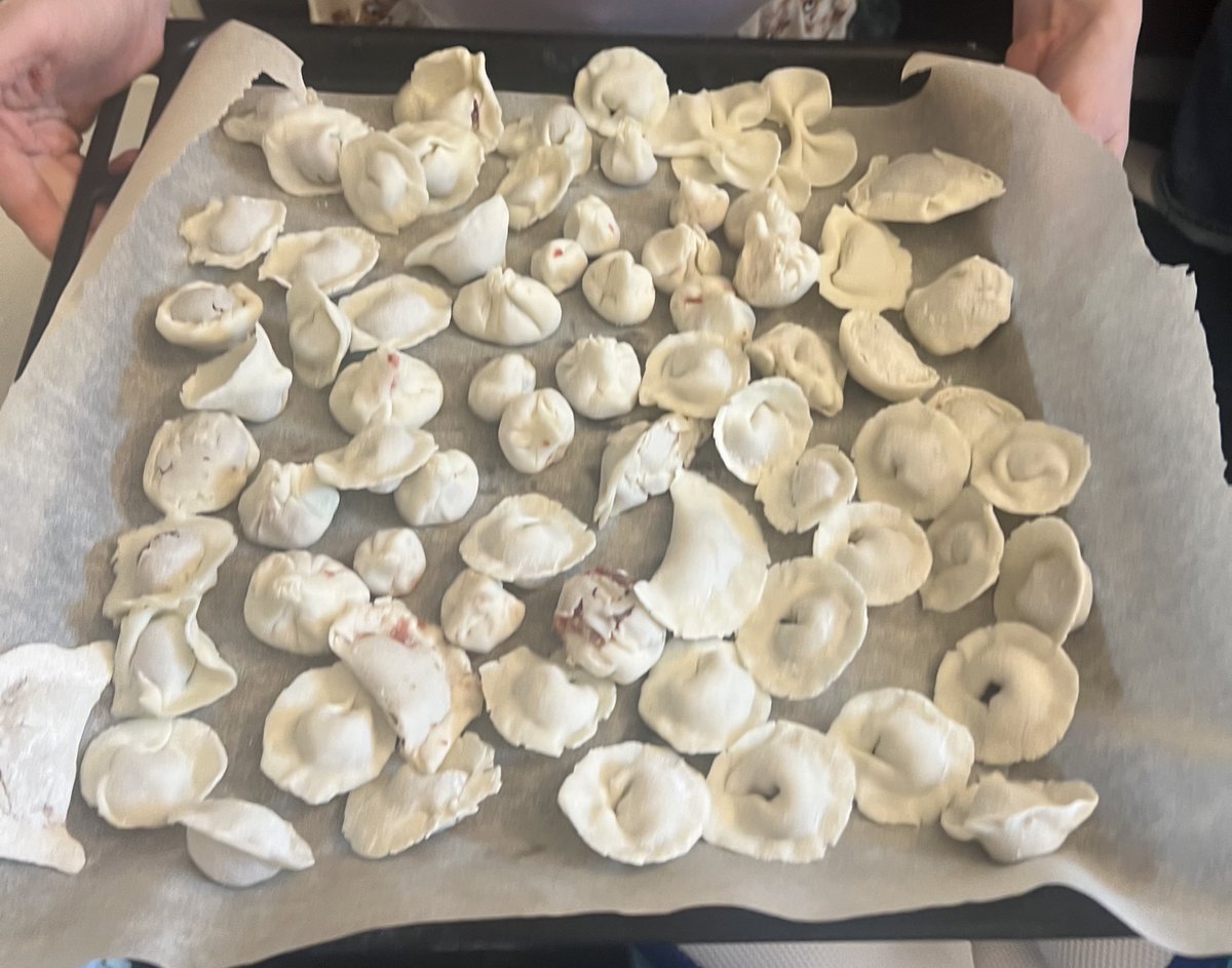 sguscheno4naya's tweet image. Это мы сегодня впервые с девочками пельмени лепили,  без глютена и лактозы)

Надеюсь, станет ежегодной традицией, и из года в год будет все красивее выходить 😌