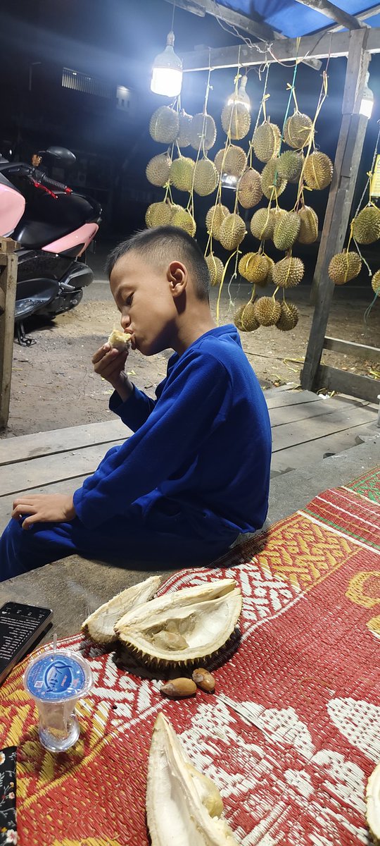 MLukmanSaid83's tweet photo. Menikmati Durian dimalam hari,... https://t.co/He9wX9qEKk