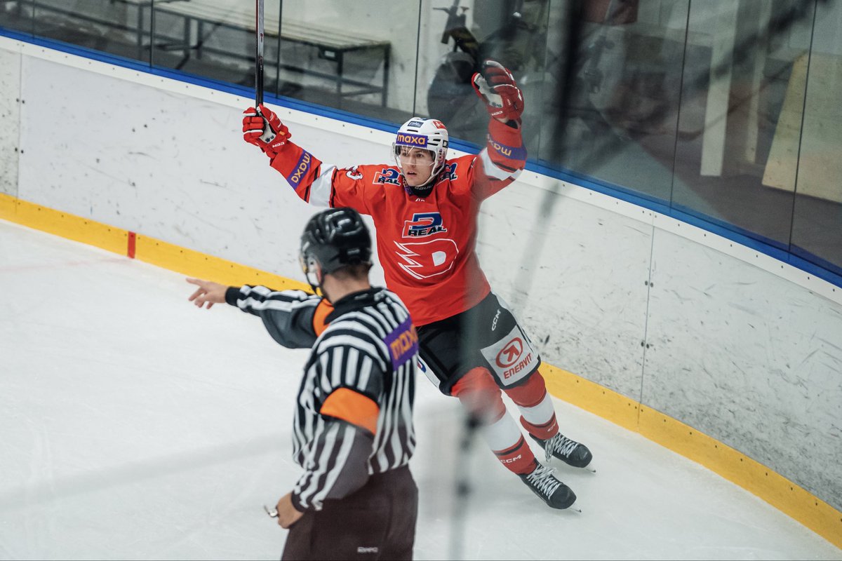 HCPCE's tweet photo. 🚨 Dvacetiletý obránce Antonín Lučan poslal svou premiérovou brankou v seniorském hokeji B-tým do vedení! https://t.co/QUG8XTzfDH