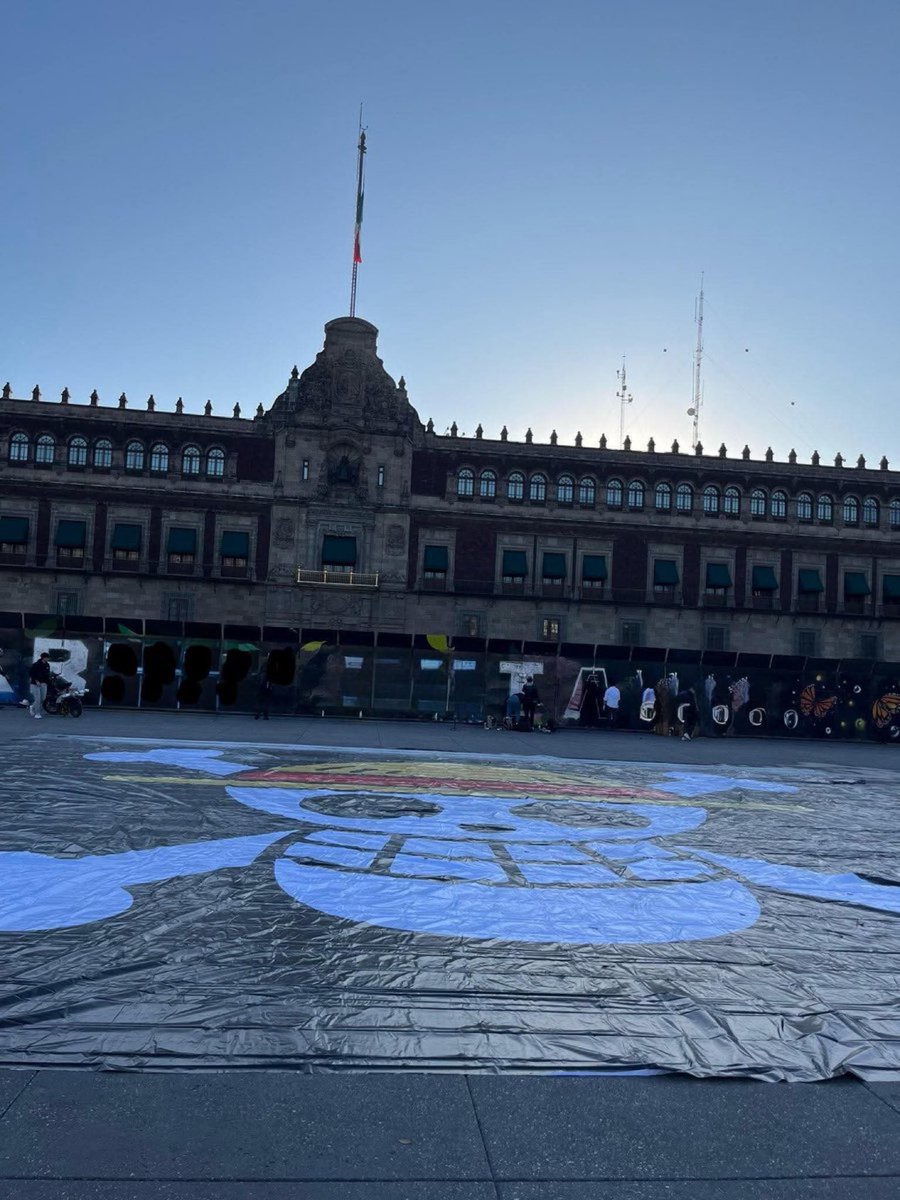 🇲🇽 | Una bandera gigante de Luffy en la explanada del Zócalo de la capital mexicana.