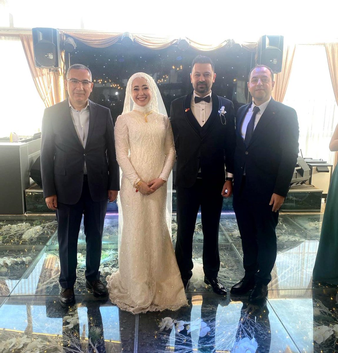 Kaymakamımız Üzeyir Aziz Özeren İlçe Tarım ve Orman Müdürümüz Feyyaz Karcıoğlu ile birlikte mesai arkadaşlarımız Birtan Hanım ve Bilal Bey'in düğün merasimlerine katılarak özel günlerinde mutluluklarına ortak oldu.
 
Bir ömür mutluluklar dileriz.💐