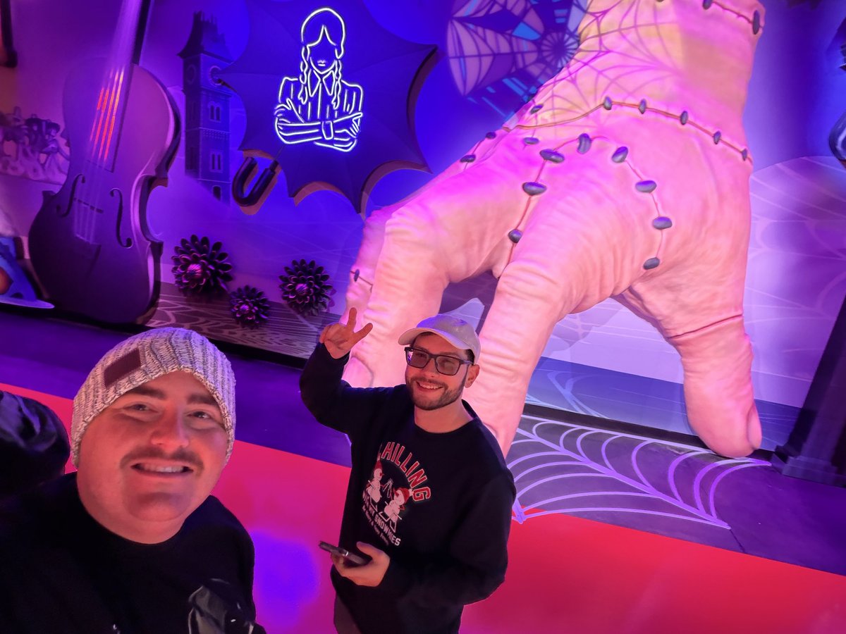 RunDaddyDom's tweet image. Hey @netflix since the #NetflixHouse is sold out of a bunch of sizes of Merch on opening weekend maybe you could make it available to order for those of use that flew out to visit and couldn’t even take home a souvenir.