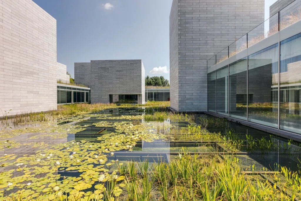 Probably the best private museum in the world-A Museum Lover’s Guide to Maryland’s Glenstone. This private museum offers a thrilling architectural experience and a collection of significant art set amidst the beauty of the natural world. By Dian Parker observer.com/2025/11/art-gl…