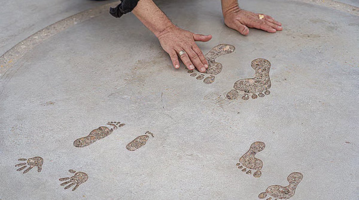 A very special "Bibas Memorial" was completed last week

Footprints of a mother and child were marked on the ground together with marks of a baby crawlings. Shiri and Yarden had got married there

Bibas would always be remembered and marked in our history🧡💔
#neverforgetbibas