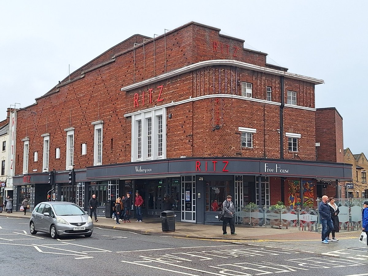 Rob23go's tweet image. Heard your mention the Lincoln pub, Ritz on @tsExtraTime last night @BenAFletcher 
I met my mates in here before watching the mighty @LincolnCity_FC go 2nd in the league today.
A great building full of history in the entertainment industry. 
Keep up the great work Ben!! 📻