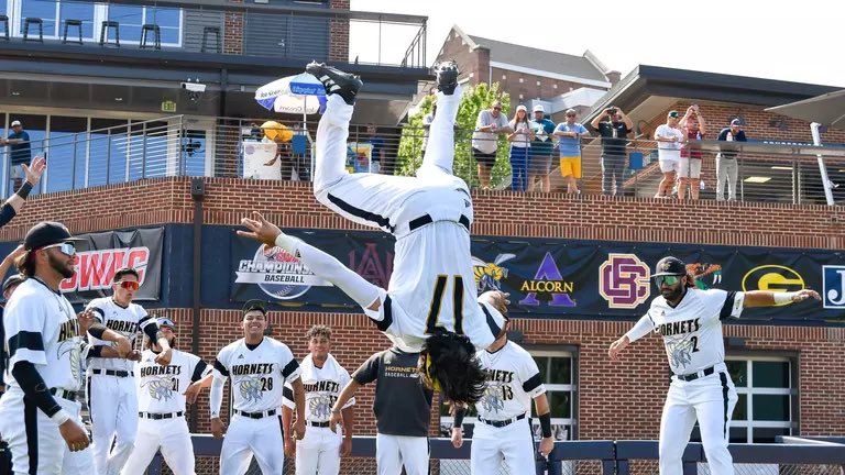 demarcuscov19's tweet photo. I am excited to announce that i’ve been invited to the alabama state university baseball prospect camp!! I am very excited to get a chance to show my talents!! GO HORNETS💛🖤 @BamaStateBB @Coach_Clark3 @juanjovazquez57 https://t.co/qq4KmR84UJ