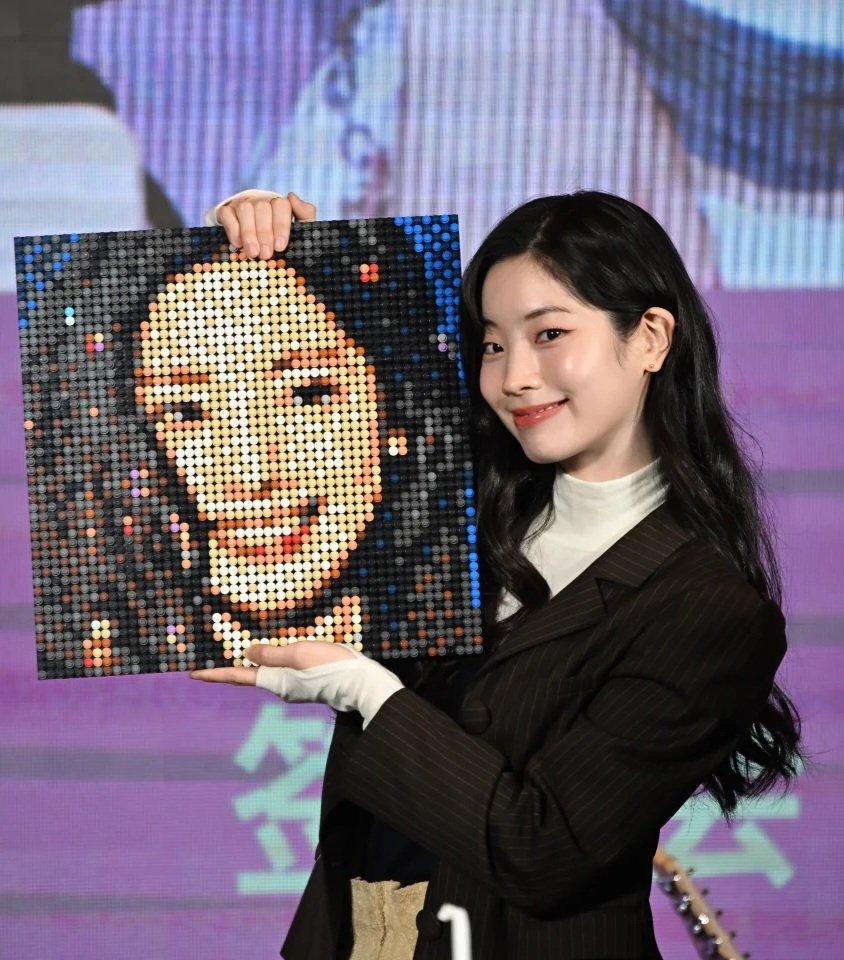 dubuimages's tweet image. A masterpiece holding a masterpiece