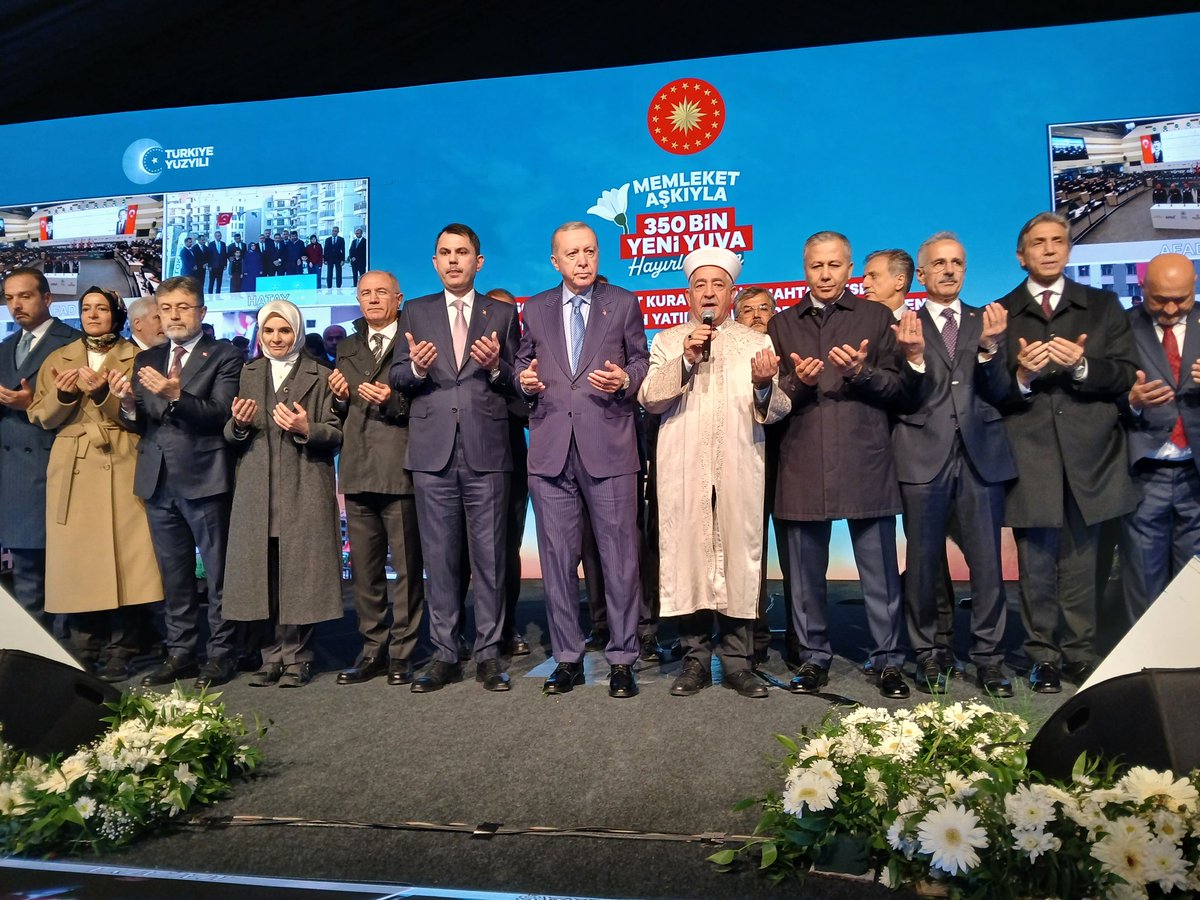 KaganTas02's tweet photo. Sayın Cumhurbaşkanımız @RTErdogan Teşrifleriyle 350 bin konut teslim törenini gerçekleştirdi hayırlı olsun.
@tcbestepe
@RTErdogan https://t.co/wwKCEdlYSZ