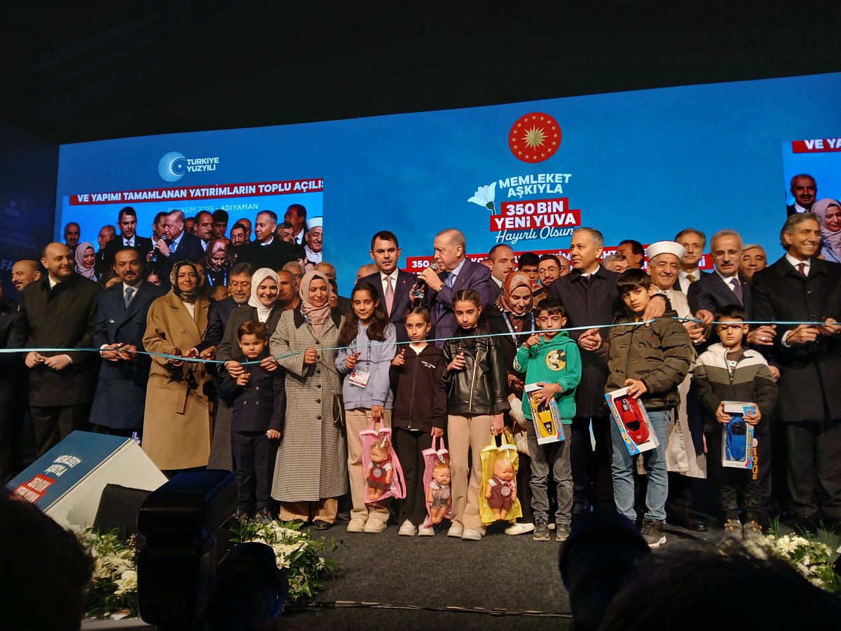 Sayın Cumhurbaşkanımız <a href="/RTErdogan/">Recep Tayyip Erdoğan</a> Teşrifleriyle 350 bin konut teslim törenini gerçekleştirdi hayırlı olsun.
<a href="/tcbestepe/">T.C. Cumhurbaşkanlığı</a>
<a href="/RTErdogan/">Recep Tayyip Erdoğan</a>