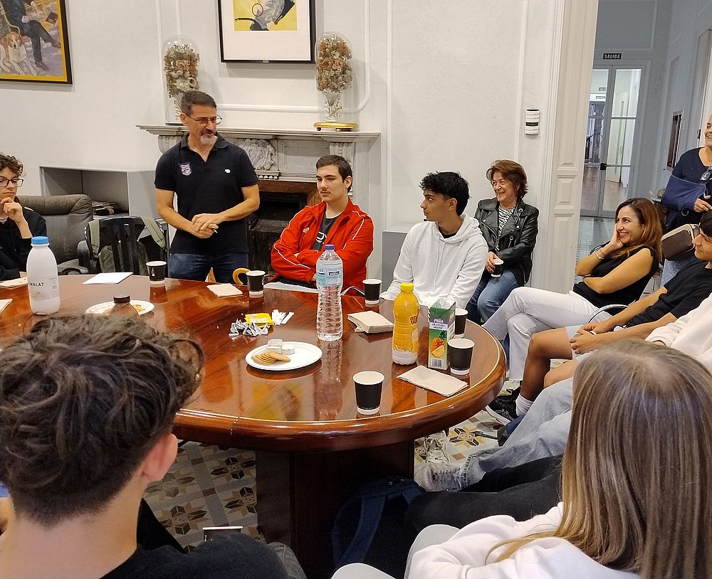 JBHConcepcion's tweet image. El @IESPlayamar también en #caféconciencia con Juan Losada de La Mayora (CSIC), hicieron preparaciones para ver polen al microscopio. Con Antonio Viruel, de de Geometría y Topología  (UMA), la Simetría como herramienta para entender el mundo. Gracias a @fundaciondescubre @malaga