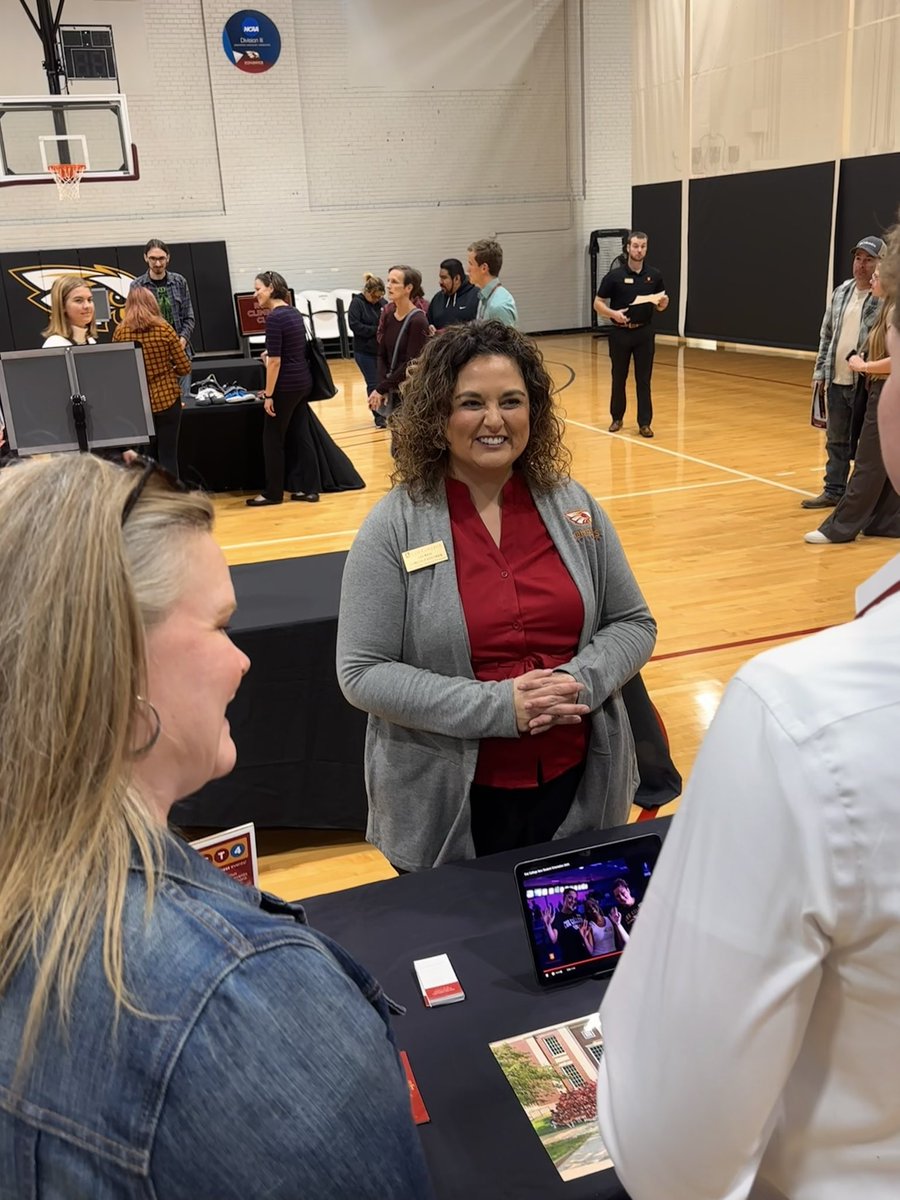 CoeCollege's tweet photo. Between academics, clubs, orgs and athletics, there are hundreds of paths to take at Coe. We're starting down some of them today! #Go2Coe https://t.co/X0di8Yyj54
