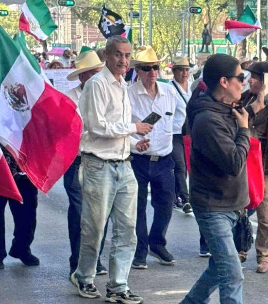 CHULADA: Rafael Loret de Mola, padre de Carlos Loret de Mola trabajador de Roberto Madrazo y dueño de LATINUS presente en la "Marcha de Jóvenes" de la "Generación Z".

Son una farsa, es otra marcha deslactosada de la Marea Rosa.