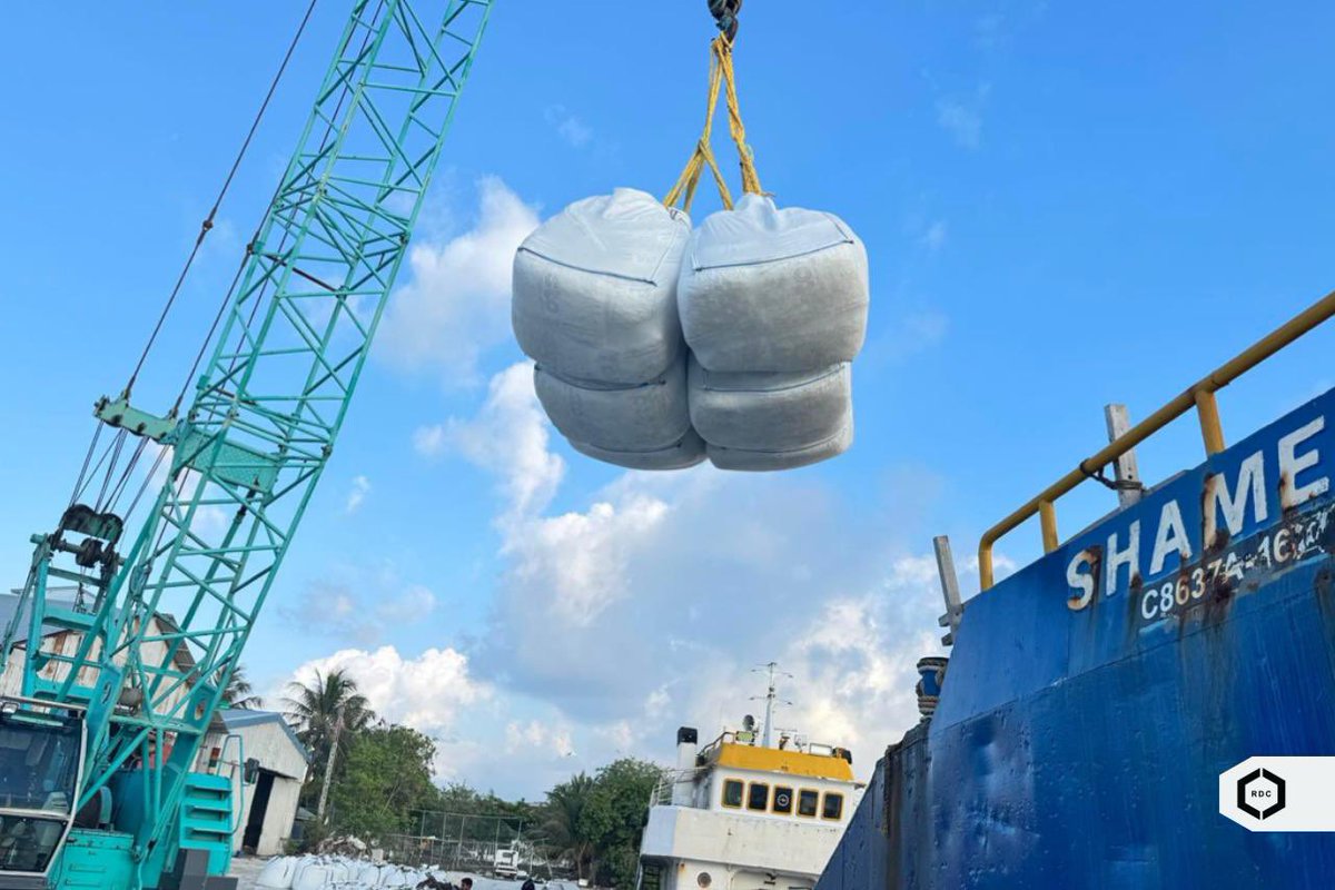 ޕަބްލިކް ސެކްޓަރ އިންވެސްޓްމަންޓް ޕްރޮގްރާމްގެ ދަށުން ގއ. ގެމަނަފުށީގައި ހިންގުމަށް ހަމަޖެހިފައިވާ މަޝްރޫއުތަކަށް ބޭނުންވާ ސާމާނު ފޮނުވުމުގެ މަސައްކަތް ދަނީ ކުރަމުންނެވެ.

#TeamRDC