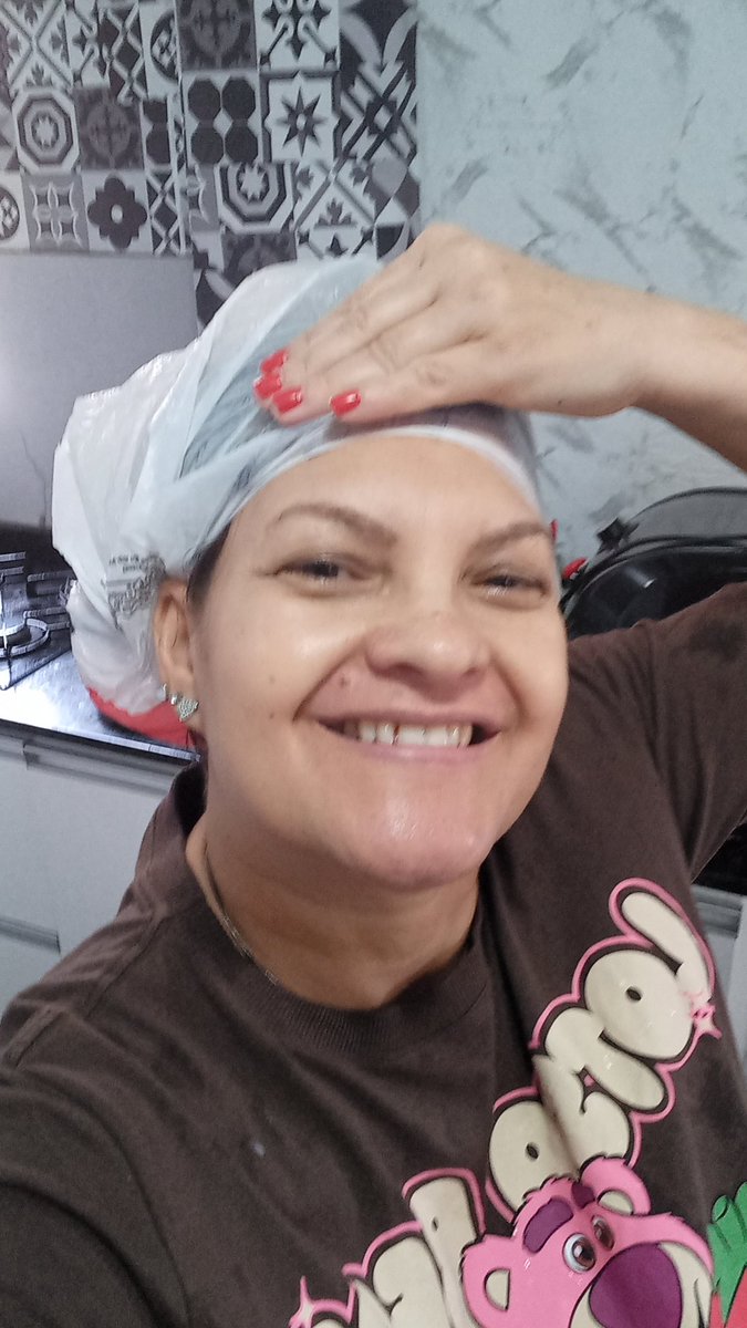 turnisco's tweet photo. Boa tarde! idratando o cabelo 
É agente quando não tem toca pra idratar até sacola de supermercado serve 😅🤣😂👏👏🤗🤗🤗❤️🥰🥰🙏 https://t.co/OFZ1DX98TE