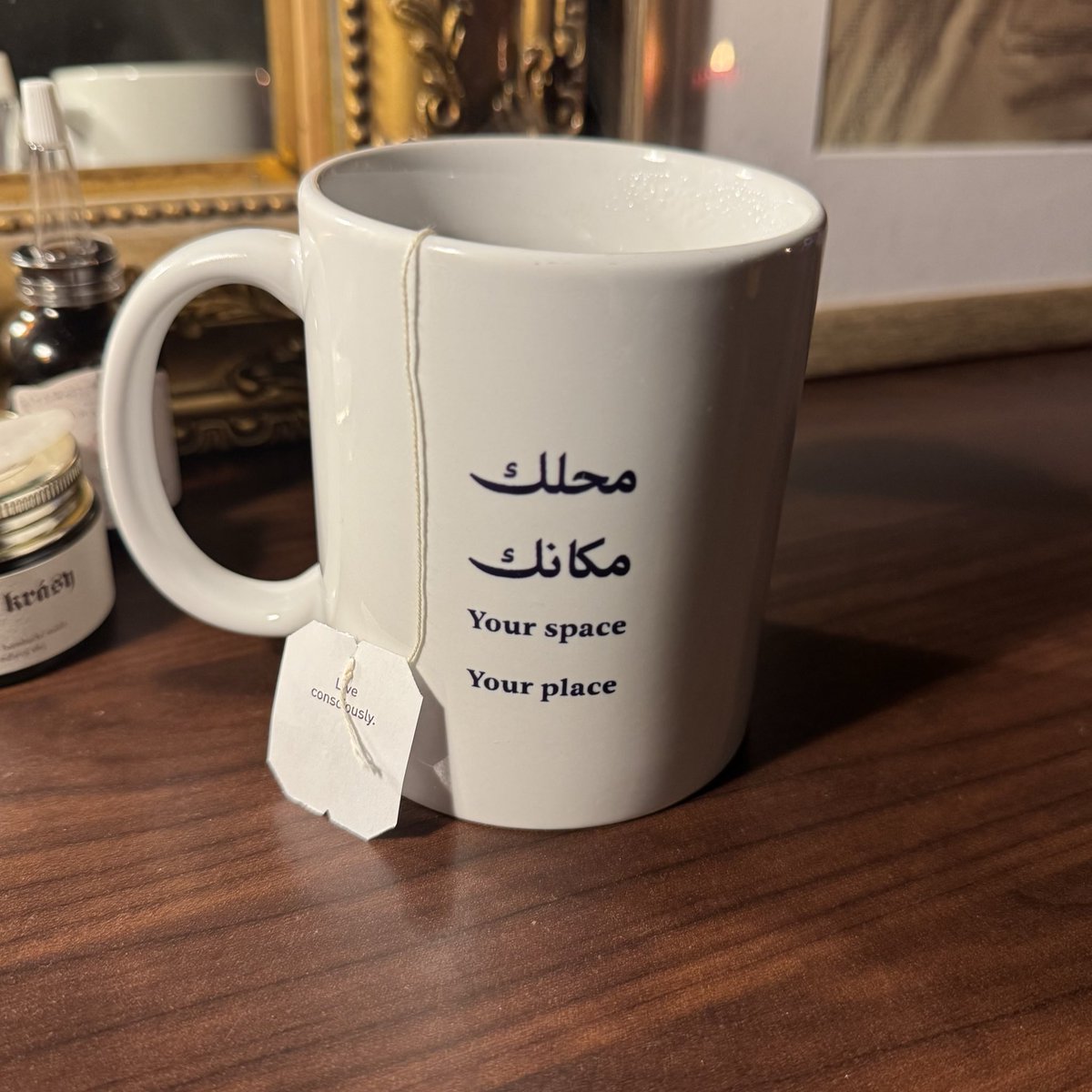 الكوب هذا شريته حتى يكون عندي ذكرى من هذاك اليوم، وما كنت اشوفها إلا عبارة عشوائية بدون ما أعي المكتوب 

اليوم وبكل مرة اشرب فيه استشعر المعنى، واتذكر اني ما احط نفسي في مكان أو اي انتماء إلا وأنا راضية أن ينسب لي أو انسب له، ولو كان قلبي دليلي نوعًا ما

مكانك ما هو إلا انعكاس لك