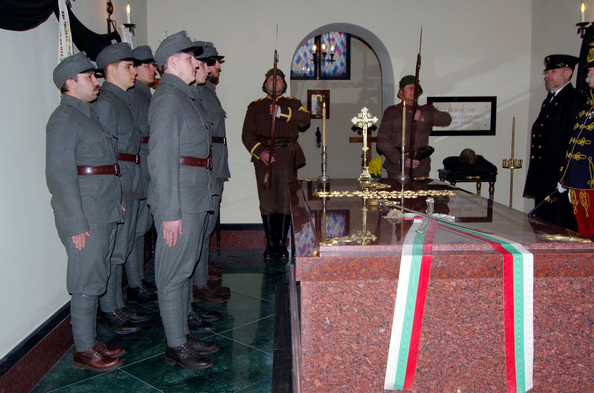 Monarchies2000's tweet image. Le prince héritier au trône de #Bulgarie, Boris de Saxe-Cobourg-Gotha, a reçu au Palais de Vrana le 11e régiment du roi Ferdinand Ier. Ils ont déposé des gerbes de fleurs devant le tombeau du 1e monarque de Bulgarie #monarque #monarchy 👑