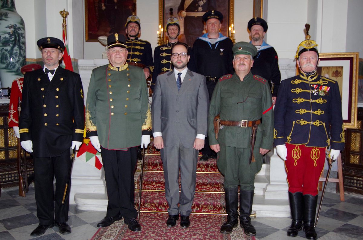 Monarchies2000's tweet image. Le prince héritier au trône de #Bulgarie, Boris de Saxe-Cobourg-Gotha, a reçu au Palais de Vrana le 11e régiment du roi Ferdinand Ier. Ils ont déposé des gerbes de fleurs devant le tombeau du 1e monarque de Bulgarie #monarque #monarchy 👑