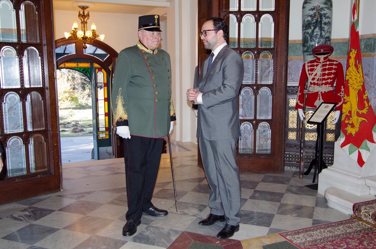 Monarchies2000's tweet image. Le prince héritier au trône de #Bulgarie, Boris de Saxe-Cobourg-Gotha, a reçu au Palais de Vrana le 11e régiment du roi Ferdinand Ier. Ils ont déposé des gerbes de fleurs devant le tombeau du 1e monarque de Bulgarie #monarque #monarchy 👑