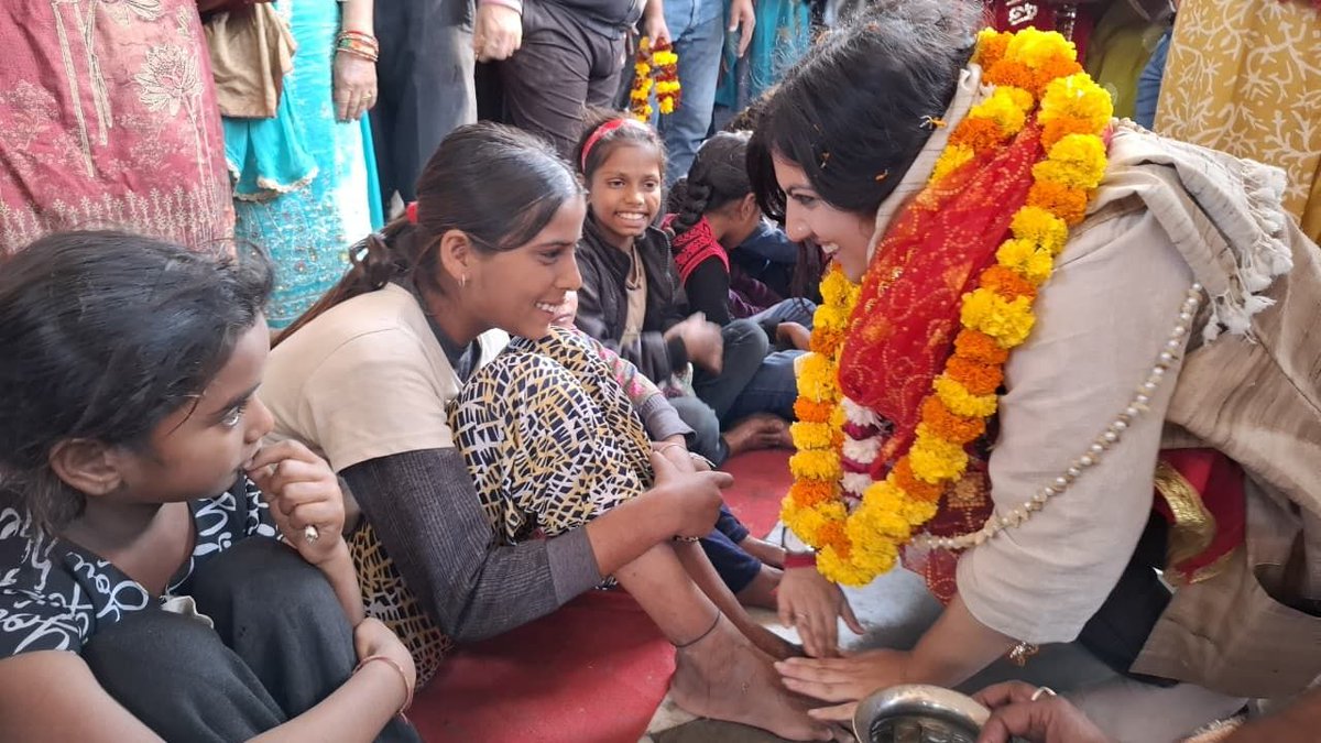 Paid obeisance at Kol Kandoli Mata Mandir considered the first darshan of Shri Mata Vaishno Devi Ji 🙏

Jab tak sooraj chaand rahega, Rana Sb ka naam rahega 🙏

@bjp4india @bjp4jnk @bjym4jk (1/2)