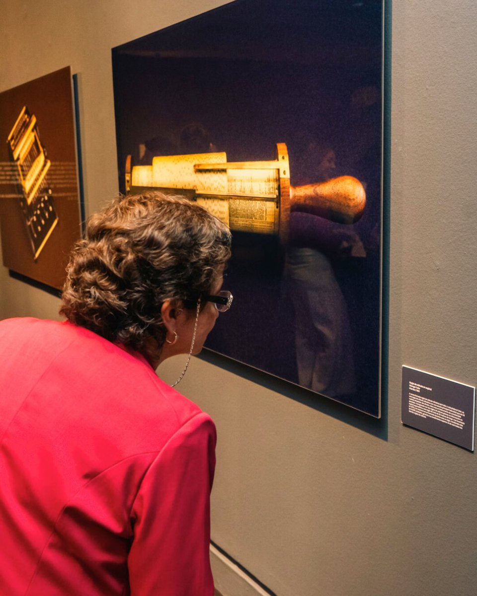 FEMSA's tweet photo. Del ábaco al algoritmo, una historia que no querrás perderte.

Mañana concluye “Las posibilidades de lo incalculable”, una exposición en coordinación con el Gobierno de Tamaulipas, con 24 obras del artista Ernesto Walker que reinterpretan la “Historia visual del cálculo” de Andrew Neuhart.

Una muestra que condensa tres siglos de ingenio humano, desde las primeras máquinas mecánicas hasta el inicio de la computación moderna.

¡No te lo pierdas!
📍 Galería Pedro Banda, Centro Cultural Tamaulipas, Cd. Victoria.

Lee la nota completa aquí: https://t.co/y4j6WLvfYu

#SomosFEMSA