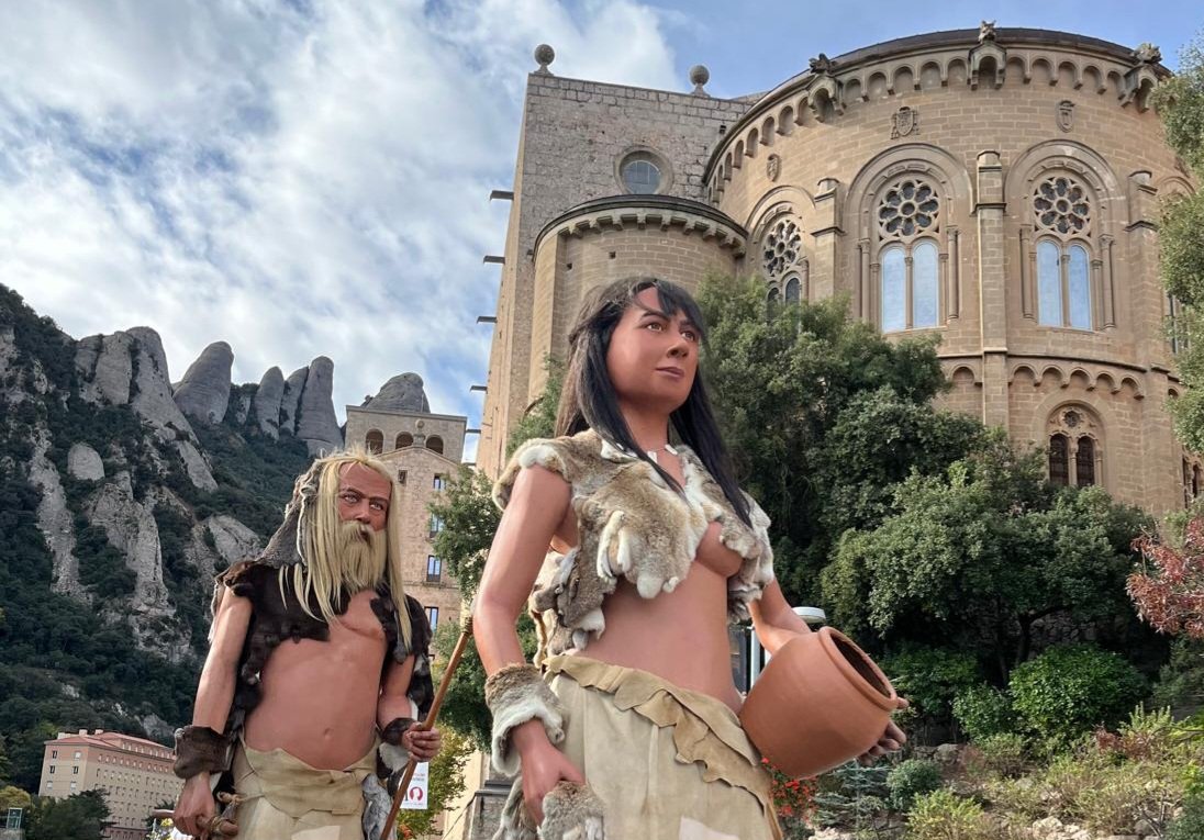 ⛰️ Avui hem tancat temporada a MONTSERRAT a la trobada del mil·lenari juntament amb quaranta-cinc colles més. 

🏺 Amb aquest acte, els Gegants Prehistòrics tanquen una etapa gegant. 

La fàbrica dels somnis continua més viva que mai 🥰