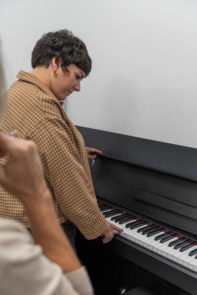 MireiaG_S's tweet photo. Avui celebrem els 3 anys de Món Musical, una escola de música ubicada al carrer Francesc Viñas 1 que fa créixer el talent i l’estima per la música a la ciutat. 

Una ciutat educadora que acompanya també el seu talent musical! 

Per molts anys més! 🎶

#SantaColoma #MónMusical https://t.co/JYdboQthAO