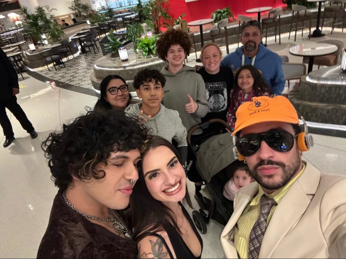 Bad Bunny junto a unos fans en Las Vegas. 💛📸