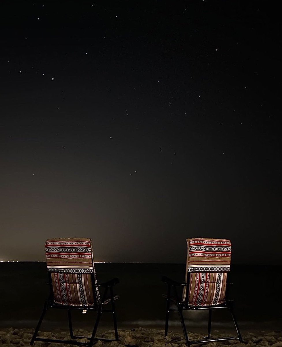 تقولين أنت من قدك؟ وأناظر قِدك الميّاس
واقول إليا تمايل قِدك الميّاس.. من قدي؟

ابي ليلةٍ ما غير انتي، وأنا، والشِعر، والنسناس
بعدها ما يهم إن وقّفوا كل البشر ضدي