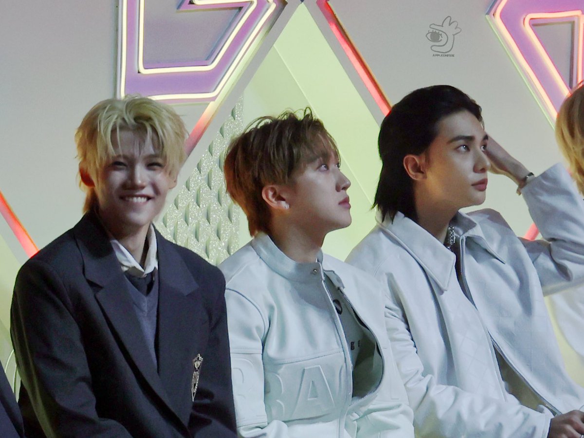 AppleonFire tweet media