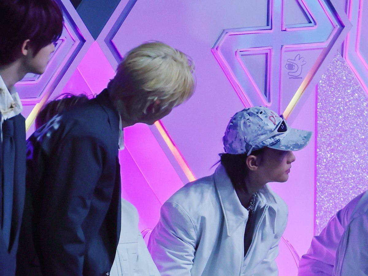 AppleonFire tweet media