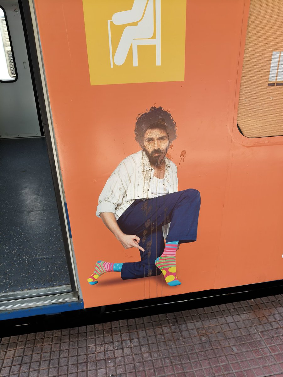 anshcsgo's tweet image. Y&apos;all did kartik Aryan dirty 😭