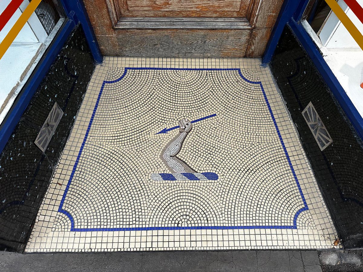 #ghostsigns #shopdoorways #Cirencester #Tetbury
Always nice to see some #localhistory and #retail history told through old signs. 
<a href="/ghostsigns/">Ghostsigns (Sam Roberts)</a> <a href="/ghostsignsuk/">Ghost Signs</a>