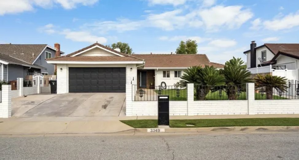 shawngorham's tweet image. This is what lipstick on a pig looks like:

I had an offer in on this house at $1mm, I didn't get it.

Current owner remodeled and rehabbed in 29 days.
1) that is insanely quick
2) they removed a weight bearing wall, I can bet with a 29 day re-list they didn't pull permits 

I…